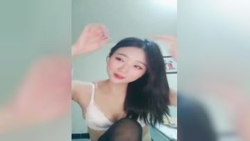 颜值美少女露脸白色比基尼诱惑全裸自慰，特写掰穴，粉嫩如初小小馒头逼道具插穴白浆流出第01集
