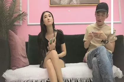 高价网约极品外围，清纯女神鲍鱼超级粉嫩，大黑牛上场淫水四溢，沙发近景啪啪持久激烈