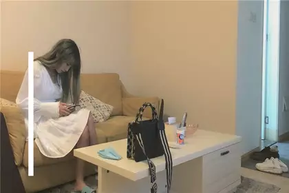 2000约外围小姐姐，床上超近距离AV视角，鲍鱼清晰欣赏玩弄激情啪啪