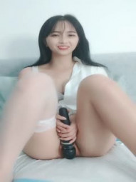 长发极品清纯女神，白衬衣大黑牛自慰，表情很销魂