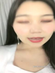 女D高颜值肉肉身材大奶性感妹子自慰诱惑，近距离特写跳蛋震动掰穴毛毛浓密，玩的呻吟连连非常诱人