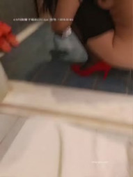 超性感大长腿卖衣服美女，红色高跟丝袜被大屌哥猛操到厕所，呻吟声好听，两瓣阴唇湿哒哒，舔她湿木耳！