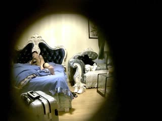 《360摄像头》情趣酒店蓝色欧式主题套房偷拍妹子带着行李箱准备去外地发展和纹身男友开房告别炮