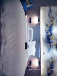 不得不说小哥的品味真不错，找来两个美腿妖艳小妖精，干一个舔一个，轮流着干，男人的梦想，两个妹子很卖力