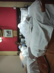 小龙寻欢两男两女约了个少妇激情大战，进行第二炮4P啪啪，一人一个抬起双腿抽插，一个先射另个继续猛操