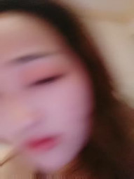 风骚少妇镜头前跟大哥激情啪啪，用奶头蹭大哥鸡巴让大哥舔逼，直接在沙发上干了后入爆草大奶子乱晃好诱人