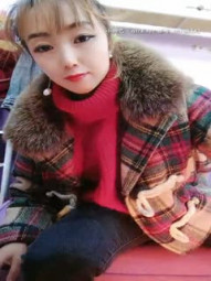 服装店老板娘露脸在店里发骚，闲着没事跟狼友互动，自己偷偷的全裸揉捏奶子跳蛋塞逼里抽插呻吟，精彩刺激