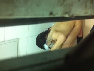 冒死气窗偷拍刚下夜班的漂亮小嫂子洗澡澡