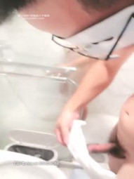 『今日推荐』新晋极品女神【苏苏很开心】，醉酒佳人面色桃红，邀约两个炮友玩三人行，媚眼如丝，搔首弄姿，对白精彩