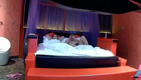 情趣酒店豪华大房大肚腩胖哥和情人偷欢干到嗷嗷叫