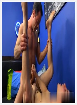 胸部吮吸同性恋色情片乔希在迈克的巨大肉管上大声地口交