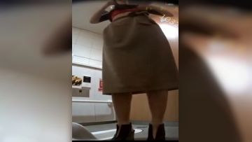 外站新流出商场蹲厕多角度偷拍有几个妹子颜值还不错很有撸点