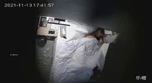 颜值不错的小宝贝跟小哥激情啪啪  主动上位浪叫呻吟表情好骚  自己吸吮手指让小哥床上床下蹂躏抽插