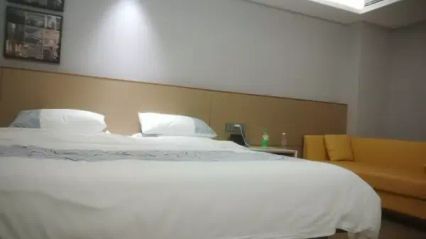 利哥探花齐逼牛仔短裤黑丝骚女，舔屌足交一脸享受，脱下黑丝干掰穴扣扣弄，操到高潮出水又好厉害